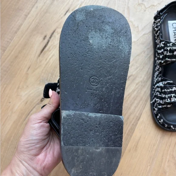 CHANEL Black and White Tweed Sandals - Picture 4 of 4